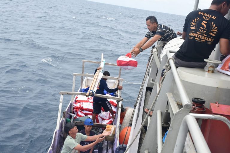 TNI AL KAL Mamuju II-6-64 Angkut 1.000 Paket Bantuan Presiden RI  ke Pulau Bonerate dan Kalaotoa