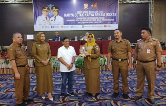 Buku Jejak Langkah Rudiyanto Asapa Disumbangkan ke Dinas Perpustakaan Makassar