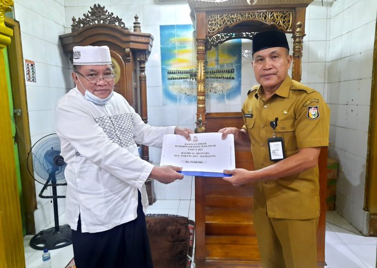 Sekcam Mamajang Serahkan Bantuan Hibah dari Pemkot Makassar kepada Pengurus Masjid Al – Muntaha