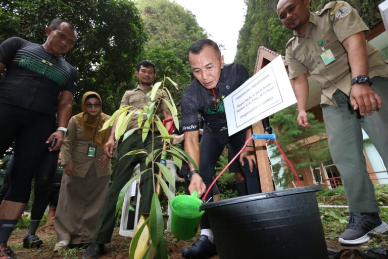 Pangdam XIV/Hsn dan Wakil Ketua Komisi I DPR RI Tanam Pohon Ebony di Kawasan Wisata Bantimurung