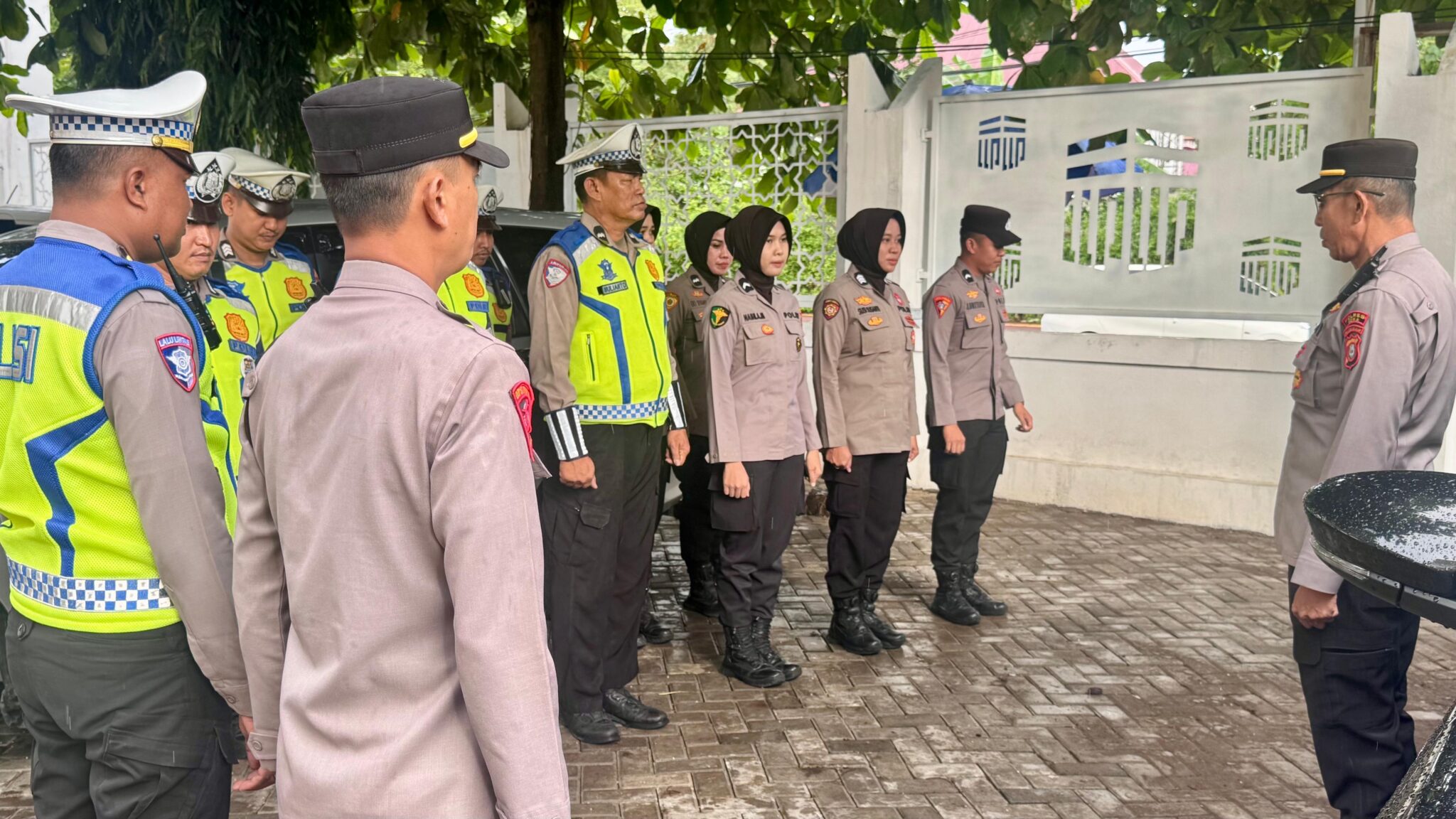 Polres Gowa Turunkan Personel Amankan Pemberangkatan Jemaah Haji Kloter 41, Ratusan Calon Haji Dilepas dari Kantor Kemenag